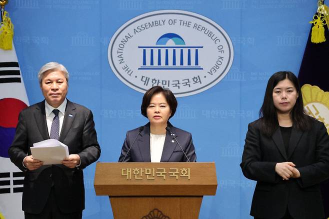 조국혁신당 정춘생 의원(중앙)이 24일 국회 소통관에서 기자회견을 열고 행정통합 특별법에 대한 입장을 밝히고 있다. 사진제공=조국혁신당