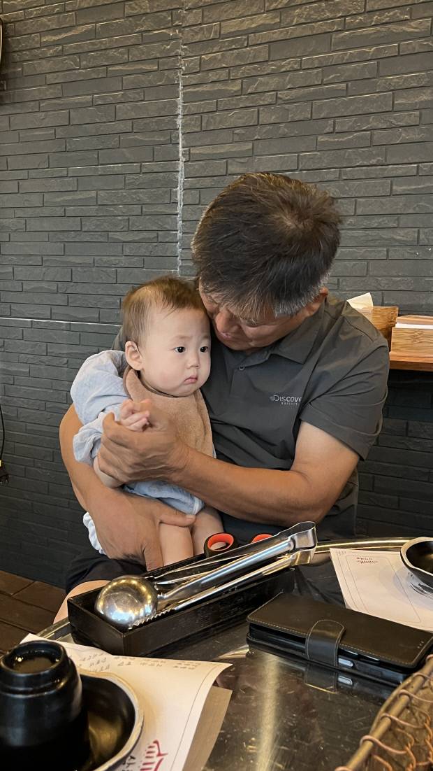 할아버지 품에 안겨있는 도율이의 모습.