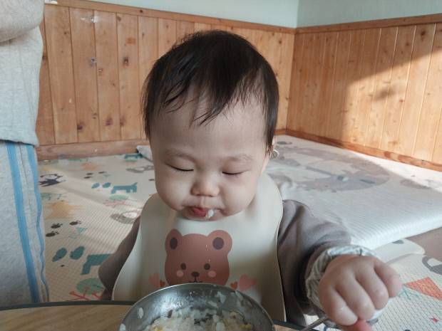 맞벌이 부모를 둔 15개월 도율이는 어린이집과 할머니·할아버지 집을 오가며 스스로 하는 법을 배워가고 있다.