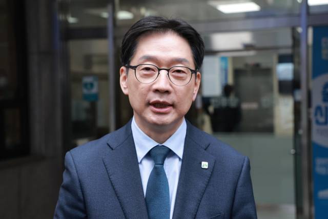 6·3 지방선거 경남도지사에 도전하는 김경수 지방시대위원장이 24일 서울 영등포구 여의도 더불어민주당 중앙당사에서 열린 광역단체장 후보 면접을 마친 후 취재진과 인터뷰하고 있다. 연합뉴스