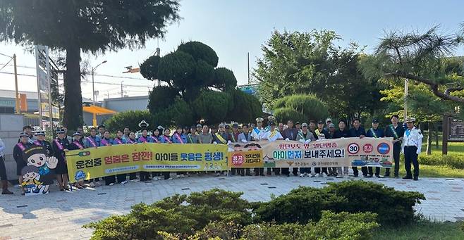 ▲ 영천경찰서가 지난해 유관기관과 합동으로 영천초등학교에서 어린이 교통사고 줄이기 캠페인을 펼치고 단체 기념촬영을 하고 있다. 영천경찰서 제공