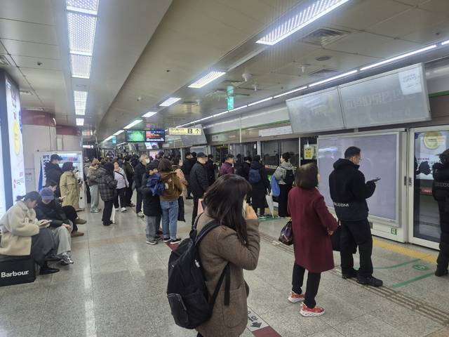 24일 대구지역에 많은 눈이 내리면서 퇴근시간대 많은 시민들이 도시철도로 몰렸다. 김정원 기자