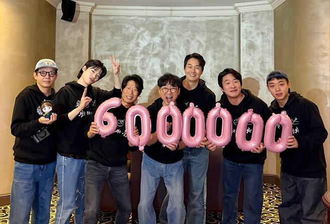 영화 '왕과 사는 남자' 출연 배우들과 장항준 감독이 600만 관객 돌파를 축하하고 있다. (사진제공=쇼박스)
