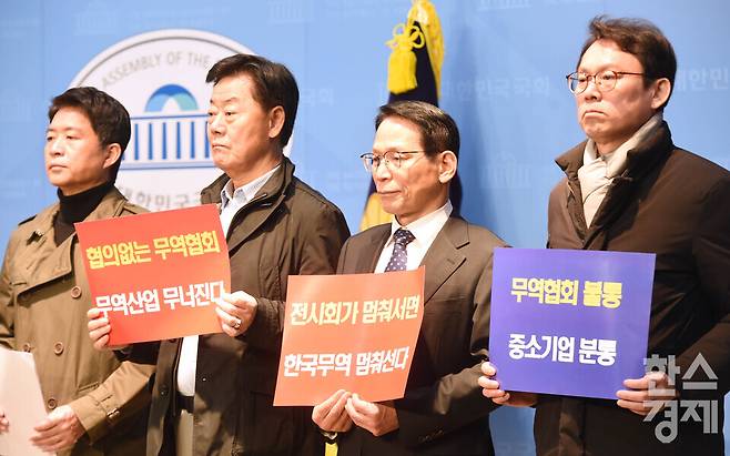 전시·컨벤션 업계 임원들이 24일 오전 서울 여의도 국회 소통관에서 열린 코엑스 전시장 대규모 폐쇄 규탄 기자회견에서 손 피켓을 들고 있다./ 이호형 기자 leemario@sporbiz.co.kr 2026.02.24