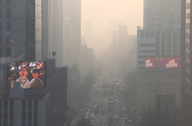 ▲초미세먼지 농도가 '나쁨' 수준을 보인 지난 12일 서울 종로 일대 공기가 뿌옇다.  도심의 미세먼지 중에 일부는 타이어 부스러기 등 미세플라스틱이 차지한다. (사진=연합뉴스)