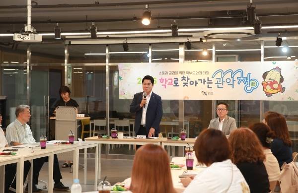 지난해 7월 서울관광고등학교를 찾아가 교사와 학부모의 건의사항을 청취한 박준희 관악구청장.&nbsp;ⓒ관악구