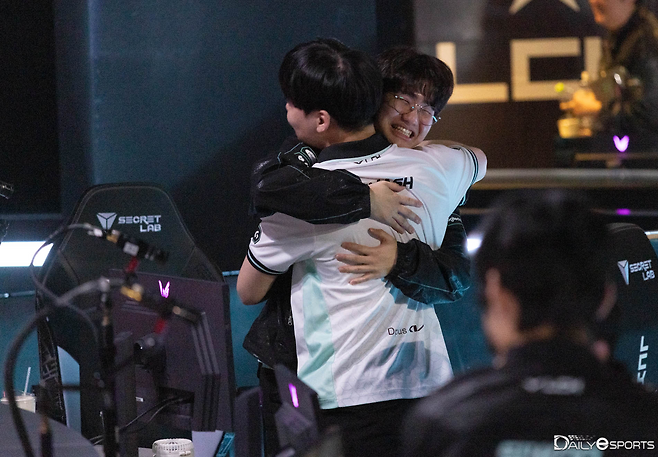 LCK컵 결승진출전을 확정 짓고 포옹하는 디플러스 기아.