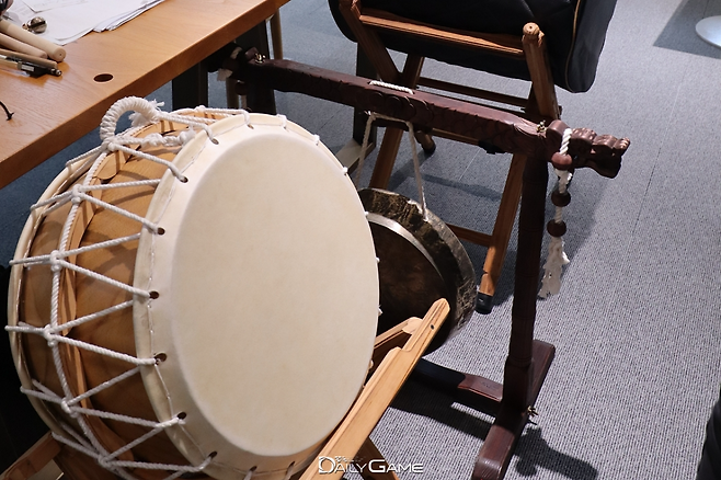 음향실 입구 쪽에는 '검은사막'을 대표하는 콘텐츠가 된 '아침의 나라' 녹음에 쓰인 국악기가 보관되어 있었다.