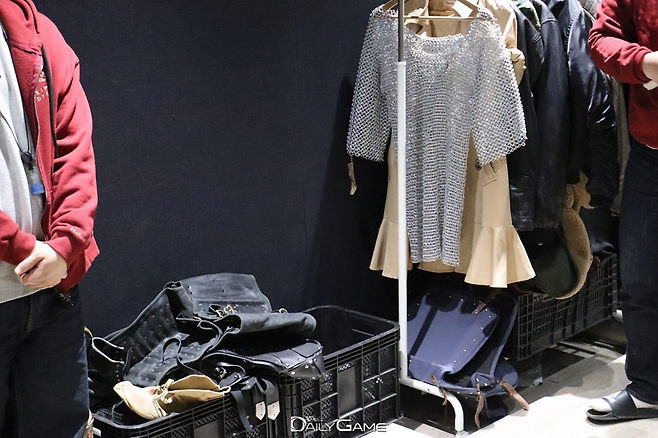 가죽, 사슬, 판금갑옷 등의 마찰음을 녹음하는 데 쓰인 소품들. 실물 갑옷과 가죽자켓 등이 쓰였다.