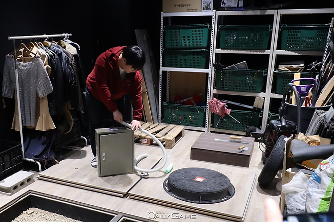 고전 애니메이션처럼 현실에 존재하지 않는 소리는 상상력과 의외의 소품으로 개발됐다. 사진은 기계 용 '골드스타'에 쓰인 특수효과음을 재현하는 모습.