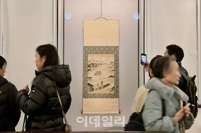 서울관광재단이 운영한 ‘아트인서울’ 프로그램을 통해 간송미술관을 방문한 외국인 여행객들 전시를 관람하고 있다. (사진=이민하 기자)