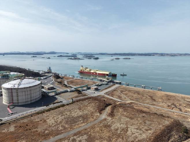 SK이노베이션 E&S의 LNG수송선이 23일 호주 바로사 가스전에서 생산된 LNG를 싣고 보령 LNG터미널에 처음 입항하고 있다.(사진=SK이노 제공)