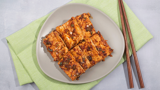 양념 두부(특히 시판 팩 두부나 양념이 가미된 가공 두부)는 나트륨, 설탕, 식품첨가물 등이 포함되어 있을 수 있다｜출처: 클립아트코리아