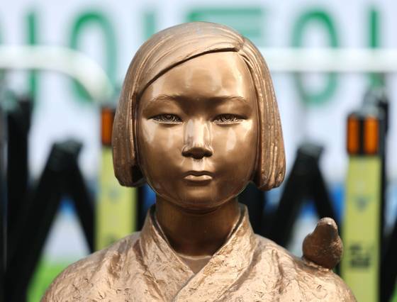 서울 종로구 옛 일본 대사관 앞 평화의 소녀상 모습. 〈사진=연합뉴스〉