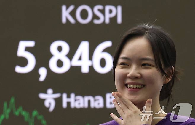 코스피 지수가 종가 기준 사상 최고치를 경신한 23일 오후 서울 중구 하나은행 본점 딜링룸 전광판에 코스피 종가가 표시되고 있다.  2026.2.23 ⓒ 뉴스1 오대일 기자