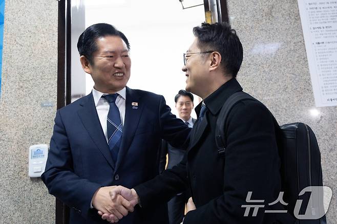 정청래 더불어민주당 대표가 24일 서울 여의도 국회에서 김남준 전 청와대 대변인과 면담을 마치고 배웅하고 있다. 2026.2.24 ⓒ 뉴스1 이승배 기자