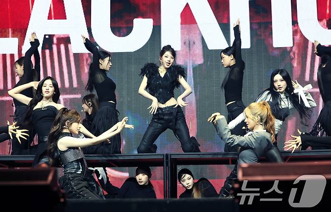 그룹 아이브(IVE)가 23일 서울 광진구 예스24라이브홀에서 가진 정규 2집 'REVIVE+(리바이브 플러스)' 발매 쇼케이스에서 타이틀 곡 ‘블랙홀’을 선보이고 있다. 2026.2.23 ⓒ 뉴스1 권현진 기자