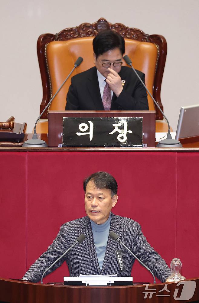 윤한홍 국민의힘 의원이 24일 서울 여의도 국회에서 열린 제432회국회(임시회) 제8차 본회의에서 상법 일부개정법률안(대안)에 대한 무제한 토론(필리버스터)을 하고 있다. 2026.2.24 ⓒ 뉴스1 신웅수 기자