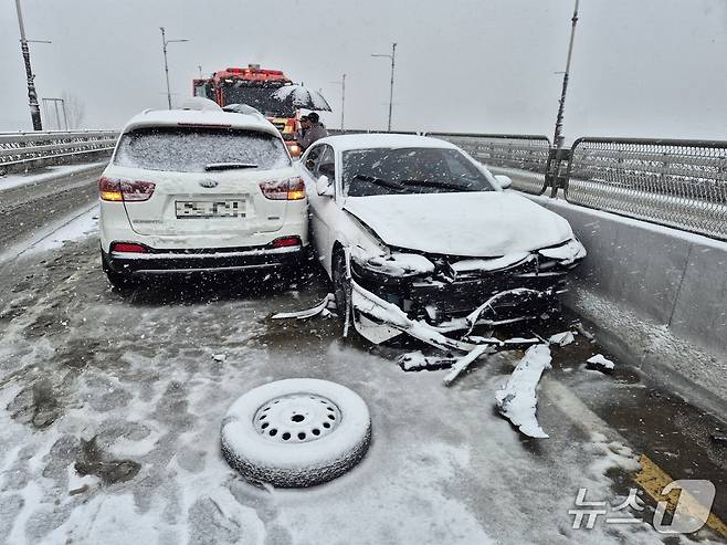 부여대교 4중 추돌 사고 현장.