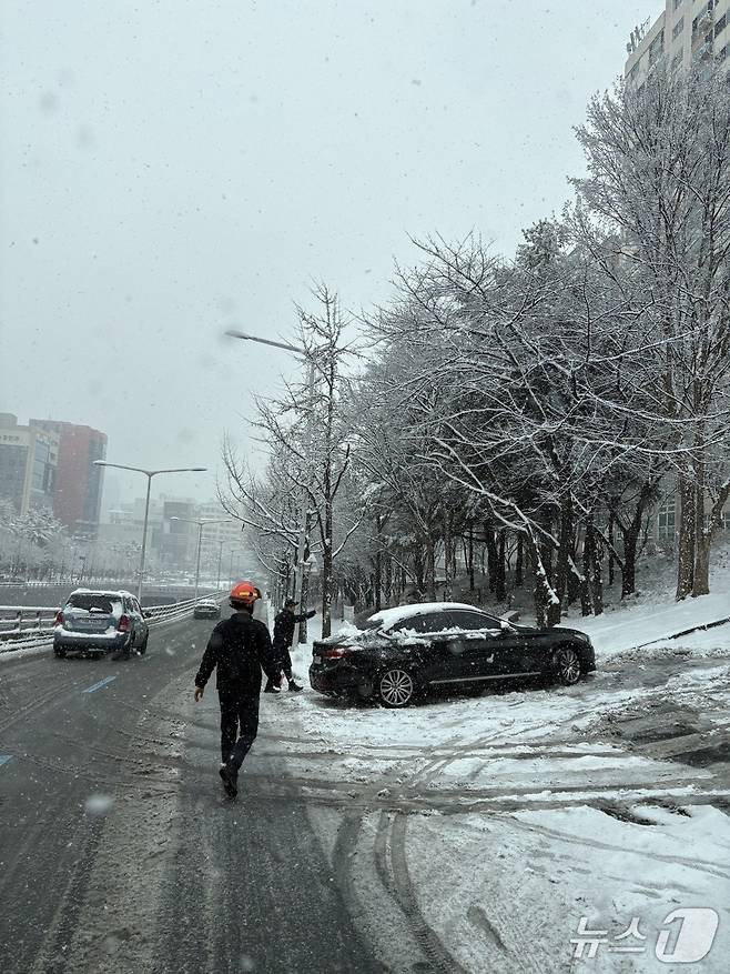 대전 서구 갈마동 승용차 미끄러짐 사고 현장. (대전소방본부 제공, 재판매 및 DB금지) / 뉴스1