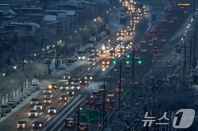 24일 오후 대구 수성구 범안로 앞산터널 방면 퇴근길 차량이 함박눈에 갇혀 정체를 빚고 있다. 2026.2.24 ⓒ 뉴스1 공정식 기자