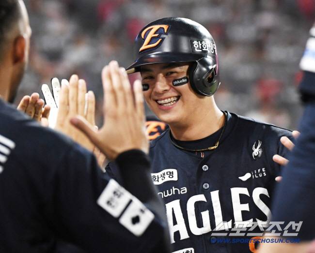 16일 광주 기아 챔피언스필드에서 열린 한화-KIA전. 5회초 2사 1루 노시환이 투런포를 친 후 환영받고 있다. 광주=정재근 기자 cjg@sportschosun.com/2025.9.16/