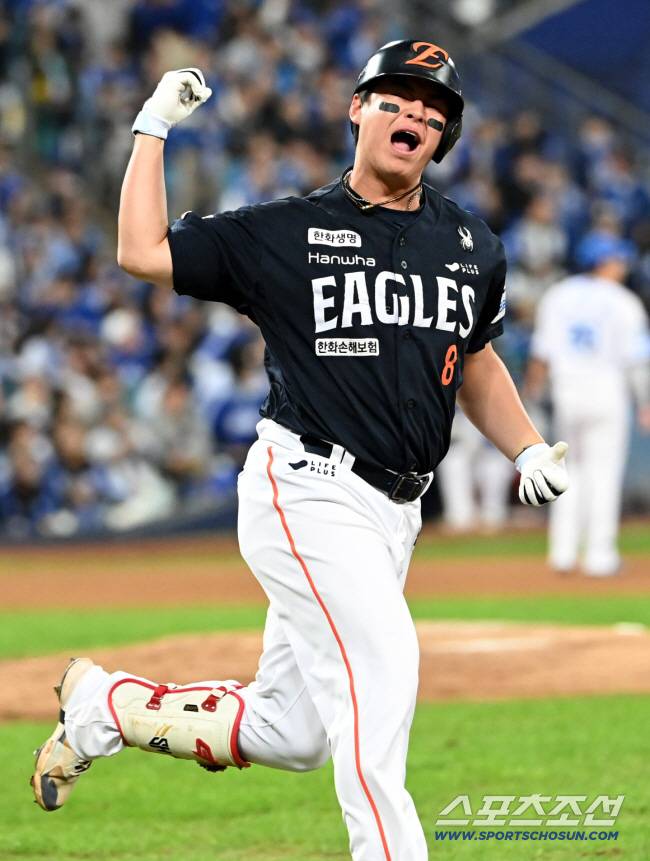 지난해 플레이오프 3차전에서 홈런을 쏘아올린 노시환의 포효. 스포츠조선DB