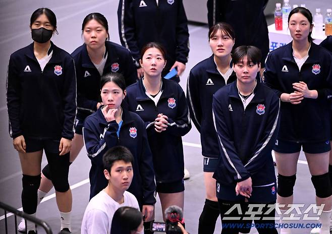 13일 수원실내체육관에서 열린 V리그 여자부 현대건설과 도로공사의 경기. 한국도로공사 강소휘가 동료들과 함께 웜업존에서 비디오 판독 화면을 지켜보고 있다. 수원=허상욱 기자wook@sportschosun.com/2026.02.13/
