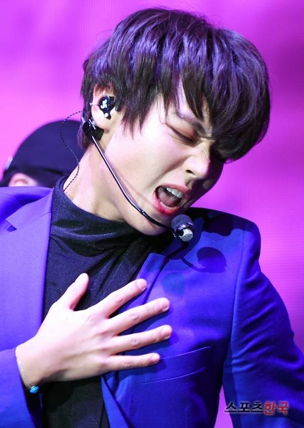 첫 솔로 미니앨범 'O'CLOCK'발매 기념 쇼케이스에 참석한 박지훈. 사진=스포츠한국DB