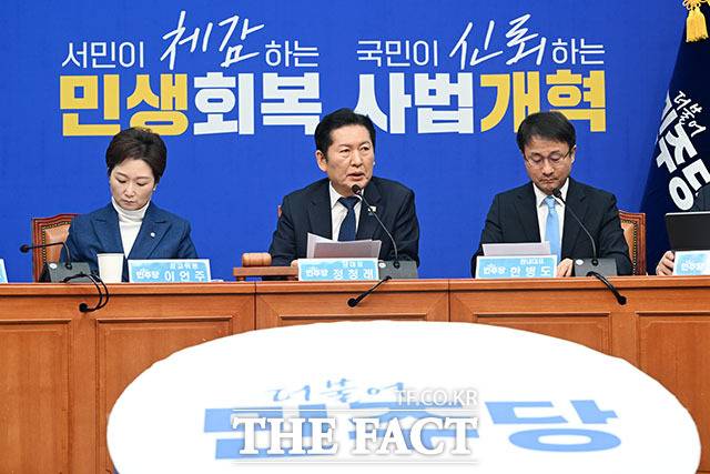 6·3 지방선거가 100일도 채 남지 않으면서 더불어민주당 내에서의 '공천 전쟁'도 점차 수면 위로 떠오르는 양상이다. 예비후보들 간 과도한 경쟁이 본선 경쟁력을 약화시킬 수 있다는 지적이 나오면서, 이를 예방하기 위한 지도부의 '교통정리'가 있을 지 주목된다. /남용희 기자