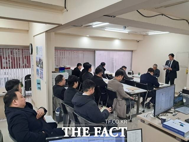 압구정5구역 현장설명회에는 현대건설과 DL이앤씨 등 8개 건설사가 참석했다. /압구정5구역 조합