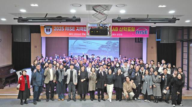 경북전대대학교가 교내에서 '지역협력성장 CCC LAB 산학포럼'을 개최후 단체 기념사진을 찍고 있다. /경북전문대