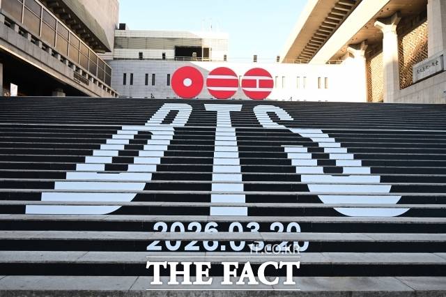 방탄소년단이 오는 3월 20일 정규 5집 'ARIRANG'(아리랑)을 발매하며 약 3년 9개월 만에 완전체로 컴백한다. 방탄소년단은 신보 발매 이튿날인 3월 21일 서울 광화문 광장에서 'BTS 컴백 라이브: ARIRANG'을 개최한다. 이로 인해 유통가 및 지역 상권이 보랏빛 특수를 기대하고 있다. 사진은 서울 종로구 세종문화회관 중앙계단에 방탄소년단(BTS)의 컴백 랩핑·5집 로고 조형물이 설치돼 있는 모습. /남윤호 기자