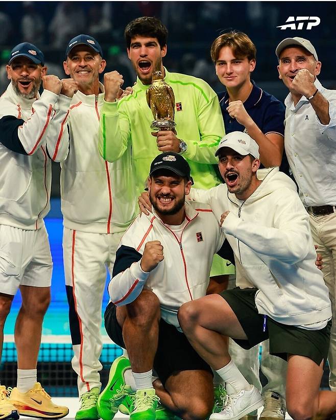 지난 22일 도하 ATP 500에서 우승한 카를로스 알카라스와 그의 팀원들. 사진 ATP 투어