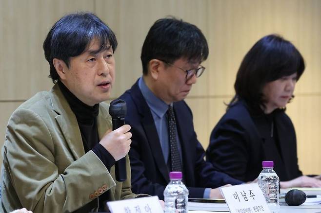 이남주 창작과비평 편집주간이 24일 서울 마포구 창비서교빌딩 50주년홀에서 열린 창비 60주년 기념 기자간담회에서 질문에 답하고 있다. 연합뉴스