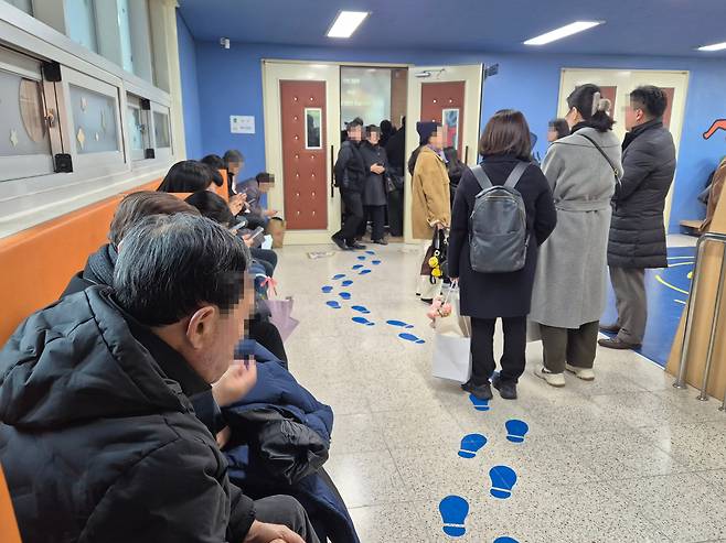 지난 12일 서울 강동구의 한 초등학교 체육관에서 졸업식이 열렸다. 학교 측이 졸업생 한 명당 학부모 한 명만 입장을 허용하면서 나머지 가족들이 밖에서 대기하고 있다./권우석 기자