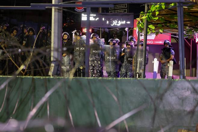 2023년 10월 18일 가자지구 전쟁 발발 직후 베이루트의 주레바논 미국대사관 건물 앞에서 이스라엘 반대 시위가 벌어지자 레바논 정부 보안인력이 이를 막고 있다. /로이터 연합뉴스