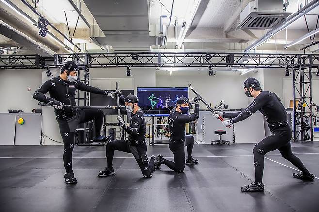 펄어비스 과천 사옥 '홈 원' 내 모션 캡처 스튜디오에서 전문 배우들이 전투 장면을 촬영하고 있다. / 펄어비스 제공