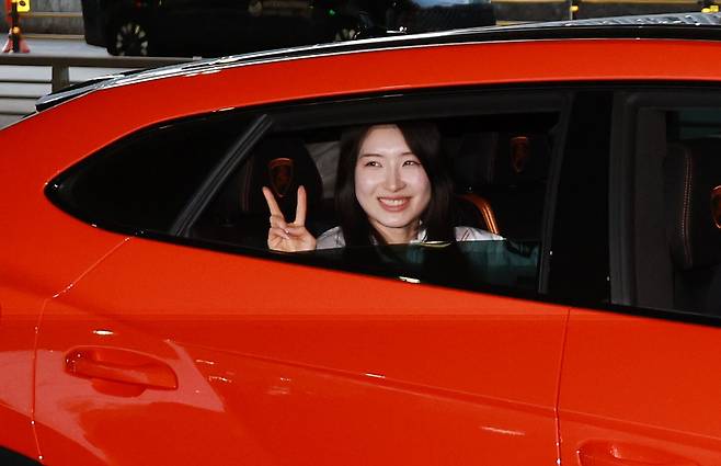 쇼트트랙 여자 1500m, 여자 3000m 계주 금메달로 2관왕을 차지한 김길리가 24일 인천국제공항을 통해 귀국해 람보르기니에 탑승하고 있다. 쇼트트랙 김길리의 별명은 '람보르길리'로 람보르기니의 슈퍼카처럼 빠른 스피드를 자랑하기 때문에 붙여진 별명이다. /뉴스1