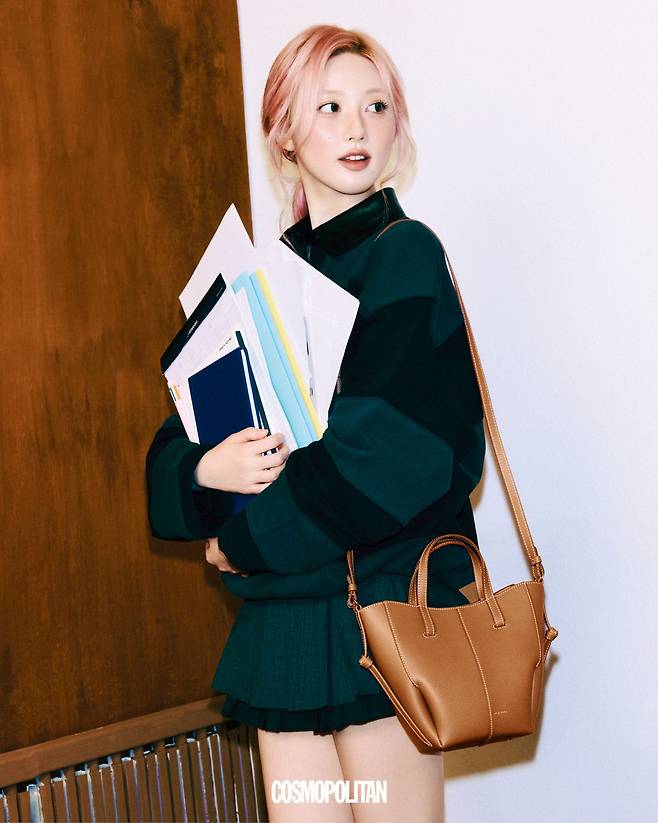 심 토트 나노 에디션 텍스처드 캐멀 72만5천원 Polène. 폴로 스웨터 Acne Studios. 플리츠스커트 Grove.