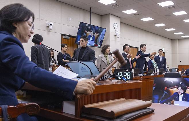 추미애 국회 법제사법위원장이 24일 국회에서 열린 법사위 전체 회의에서 '전남광주 통합법'을 여당 주도로 처리한 뒤 의사봉을 두드려 선포하고 있다. 연합뉴스