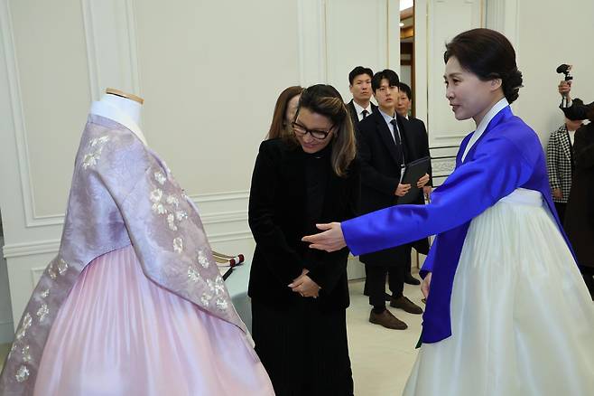김혜경 여사가 23일 청와대에서 루이스 이나시우 룰라 다시우바 브라질 대통령 부인 호잔젤라 다시우바 여사에게 맞춤전통한복을 선물하고 있다. 2026.2.23 ⓒ 뉴스1