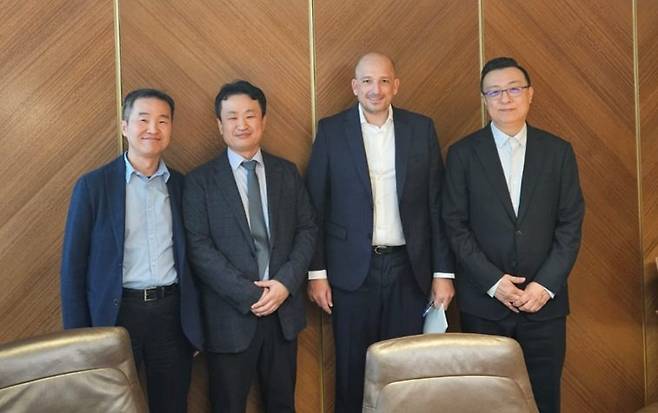 지난 1월 모로코 카사블랑카에서 열린 ‘Project DI’ 구축을 위한 공동 업무협약(MOU) 체결식에서 주요 관계자들이 기념촬영을 하고 있다. (왼쪽부터) 네이버 공동창업자 겸 이오그라운드 권혁일 대표, 네이버클라우드 글로벌 DX&이노베이션 한상영 전무, Lloyds Capital의 CIO David Aim, 블룸테크놀로지 이상윤 대표