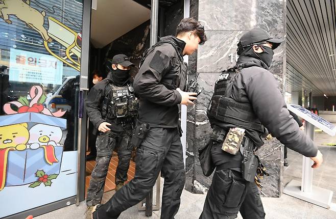 경기 성남시 분당구 카카오 판교아지트 건물 폭파 협박 신고가 접수된 15일 경찰과 군이 수색을 하기 위해 이동하고 있다. 이날 카카오는 만일의 상황에 대비해 전 직원을 재택근무로 전환 했다. 2025.12.15. [성남=뉴시스]