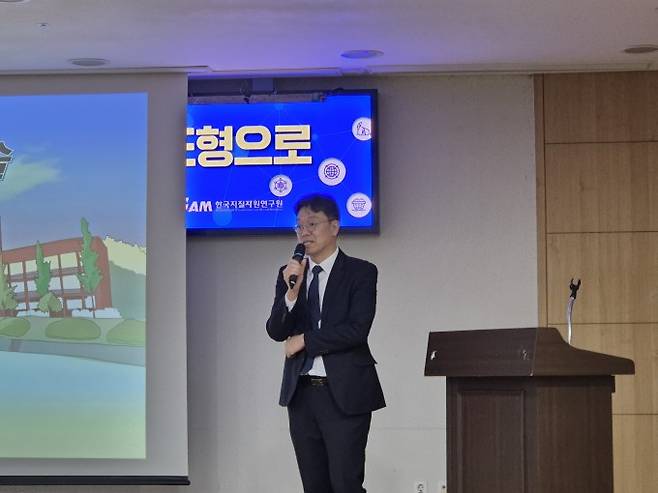 정경우 한국지질자원연구원(KIGAM) 광물자원연구본부장이 24일 국회 의원회관에서 열린 '핵심광물: 주도형 공급망 구축 토론회'에서 핵심광물 가공·생산 기술 현황을 발제하고 있다. 임정우 기자 jjwl@donga.com