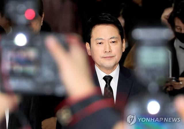 국민의힘 장동혁 대표가 2월 20일 국회에서 윤석열 전 대통령에 대한 1심 무기징역 선고 관련, 입장을 밝히기 위해 입장하고 있다. 연합뉴스