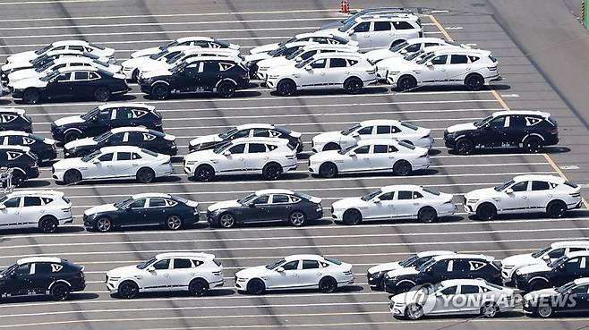 현대자동차 울산공장 수출선적부두 옆 야적장에 완성차가 대기하고 있다. 연합뉴스.