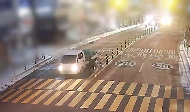 양명석 의인이 화물차의 운전석을 확인 후 사고를 막기 위해 차량에 탑승하는 모습. 뉴스1