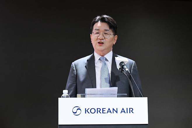조원태 한진그룹 회장이 지난해 3월 서울 강서구 대한항공 본사에서 열린 신규 CI 공개 기자간담회에서 취재진의 질문에 답하고 있다. 뉴스1