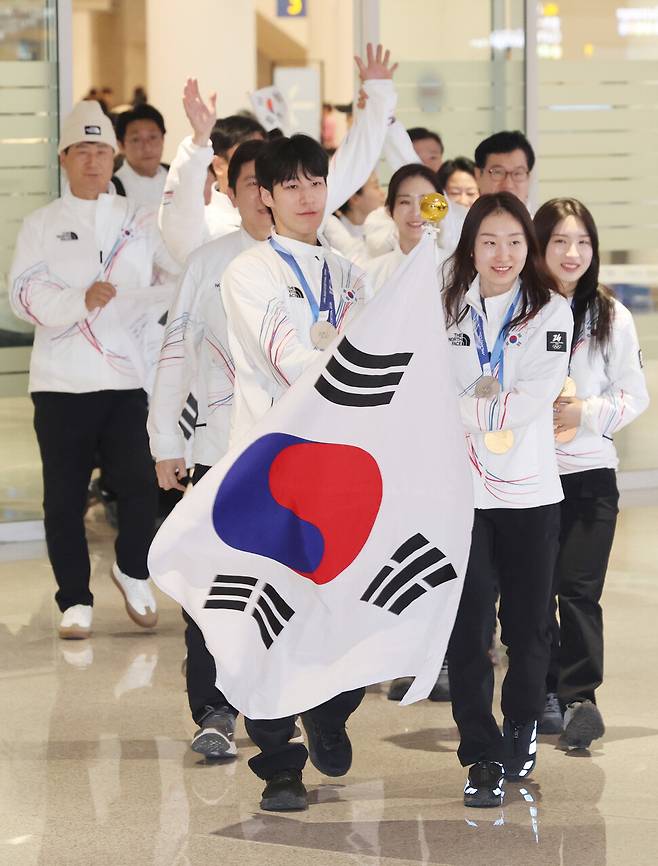 쇼트트랙 국가대표 최민정, 황대헌 등 2026 밀라노·코르티나담페초 겨울올림픽을 마친 대한민국 선수단이 24일 인천국제공항 제2여객터미널을 통해 귀국하고 있다. 연합뉴스